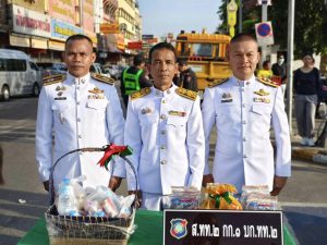 ร่วมพิธีทำบุญตักบาตร