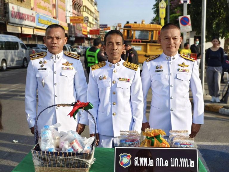 ร่วมพิธีทำบุญตักบาตร