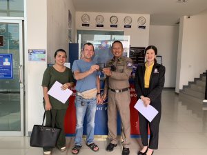 มอบสิ่งของคืนนักท่องเที่ยว