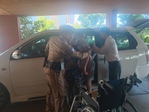 ตำรวจท่องเที่ยวนครราชสีมา ให้ความช่วยเหลือนักท่องเที่ยวชาวออสเตรเลีย