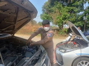 ตำรวจท่องเที่ยวนครราชสีมา ให้ความช่วยเหลือประชาชน รถยนต์แบตหมด