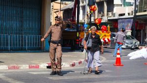 ตำรวจท่องเที่ยวนครราชสีมา อำนวยความสะดวกพาผู้สูงอายุร่างกายไม่แข็งแรงข้ามถนน