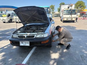 ตำรวจท่องเที่ยวนครราชสีมา พบรถยนต์ของประชาชนยางรถยนต์รั่ว