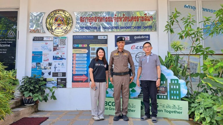 ตำรวจท่องเที่ยวนครราชสีมาสายตรวจรถยนต์ ชป.1 ว.4 สอบถามความคิดเห็นผู้นำหน่วยงานในการทำงานร่วมกันในพื้นที่